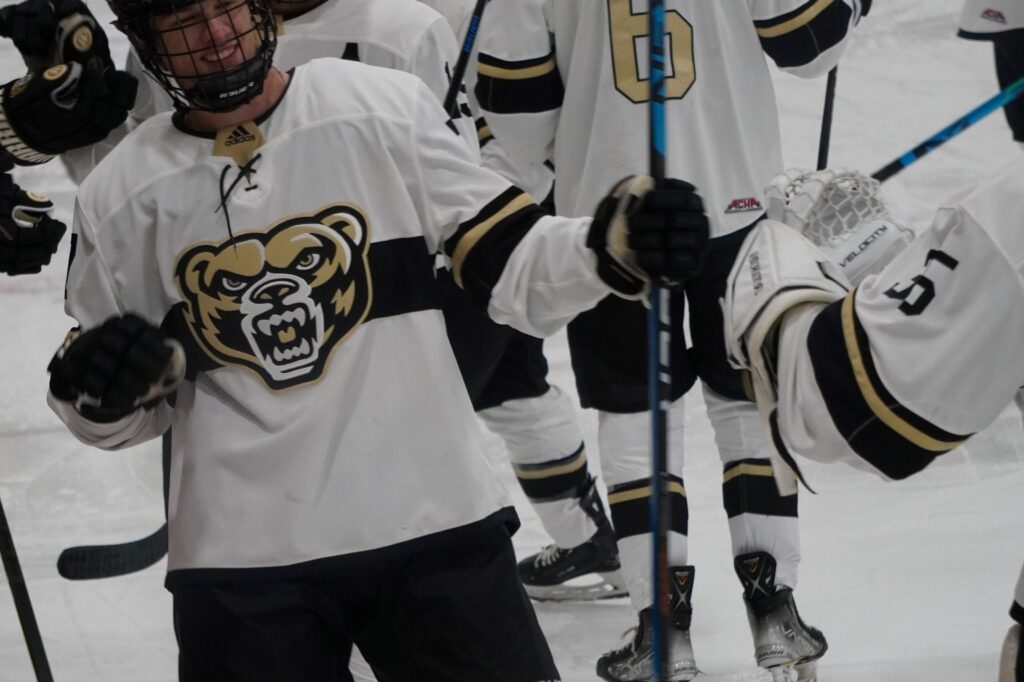 Oakland Improves to 4-0 after Weekend Sweep of Miami University | Oakland  University Golden Grizzlies DIII Hockey